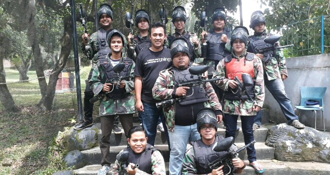 Keluarga besar HIPMI foto bersama usai bermain point ball.