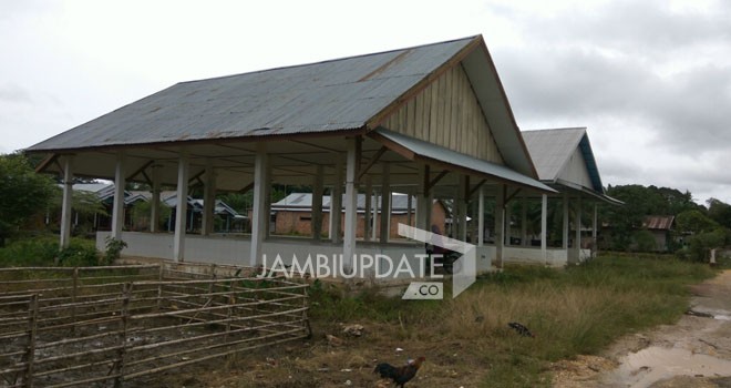 Tampak bangunan kios pasar di Kelurahan Pelabuhan Dagang, Kecamatan Tungkal Ulu sepi tidak pernah ditempati oleh pedagang.