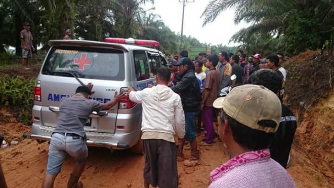 Ambulance yang membawa jenazah dari unit 21 melintas unit 7 tepatnya di karetan unit 7 saat di tarik warga dan forum pemuda bahar selatan secara manual.