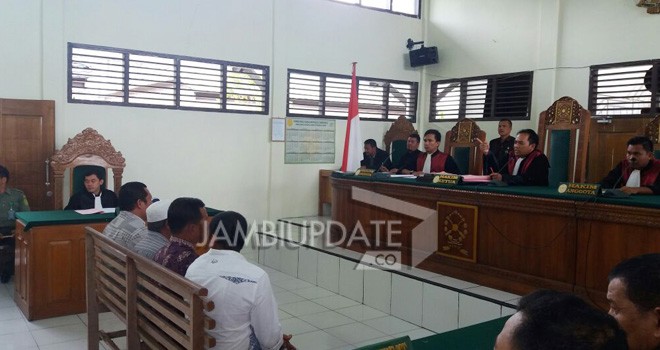 Sidang Vonis Bebas Empat Terdakwa Perambahan Hutan di Sarolangun. Foto : Hadinata / Jambi Ekspres