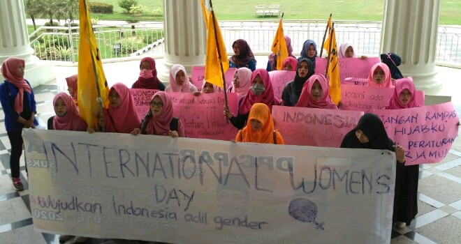  Puluhan mahasiswi yang tergabung dalam Korp PMII Puteri Jambi, Rabu (8/3), menggeruduk kantor Gubernur Jambi.