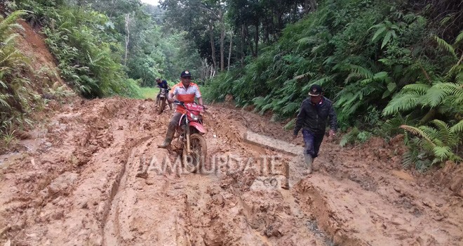 Motor dinas saat melintas di jalan kecamatan dalam Kabupaten Sarolangun yang belum di aspal. Foto : Hadinata / Jambi Ekspres