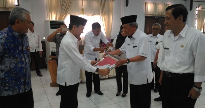 Adirozal saat mnyerahkan piagam SKPD yg mendapatkan Zona Hijau.