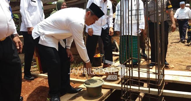 Bupati Bungo, H. Mashuri menghadiri acara peletakan batu pertama pembangunan Masjid Jamiatul Ummil Quro di komplek Pondok Pesantren Ashabul Kahfi yang terletak di simpang Dusun Tebing Tinggi Kecamatan Tanah Sepenggal Lintas, Rabu (8/3).