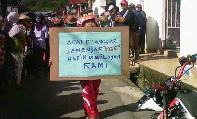 Sejumlah warga demo di Kantor Kepala Desa Bintang Marak.
