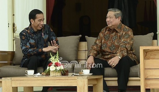Presiden Joko Widodo dalam veranda talk bersama pendahulunya, Susilo Bambang Yudhoyono di Istana Negara, Kamis (9/3). Foto: M Fathra Nazrul/JPNN.Com