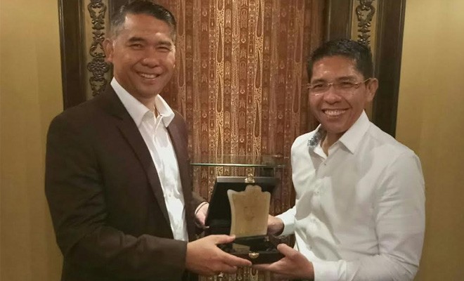 Wali Kota Sy Fasha menyerahkan cinderamata kepada Menteri Mohammad Maliki Osman.