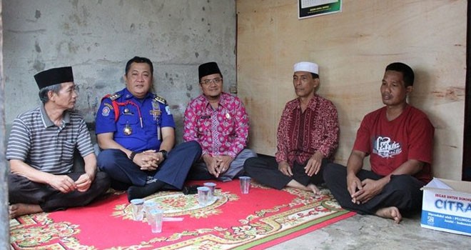 dr H Maulana MKM saat mendatangi rumah korban tenggelam yang berlokasi di Kelurahan Beliung. Foto : Ist