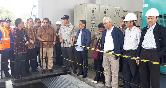 Anggota DPR RI, H Bakri bersama Dirjen SDA Kementerian PU-Pera dan kepala BWSS VI saat meninjau pintu air di Sijenjang.