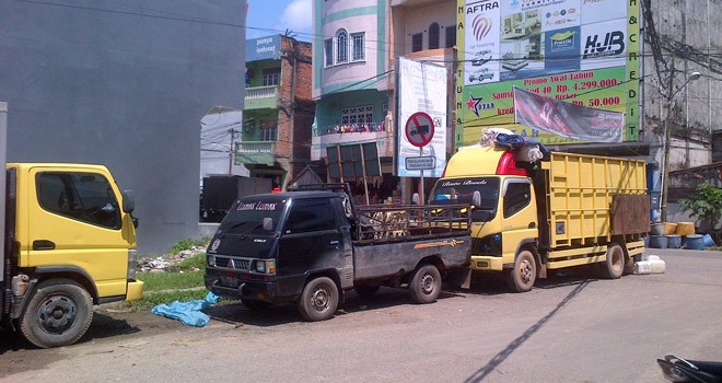 Jalan Asia dan sekitarnya saat ini banyak mobil bertonase besar bongkar muat dan parkir di pasar.
