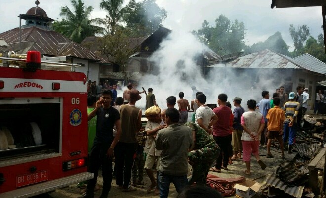 Tampak api membakar 7 rumah warga di merangin.