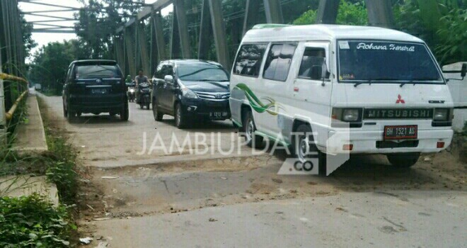 Tampak mobil yang mengantri saat tengah melintasi oprit jembatan.