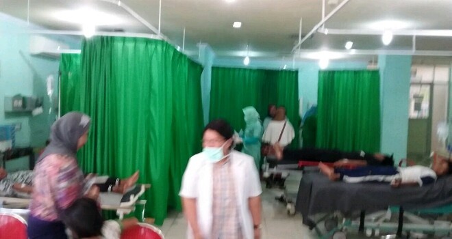Warga yang keracunan sudah berada di RS Abdul manaf.