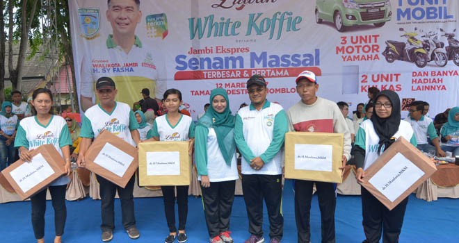 dr H Maulana MKM dan Istri dr Hj Nadiyah SpOG, bersama peserta pemenang dooprize senam massal Jambi Ekspres. Foto : M.RIDWAN/JAMBI EKSPRES