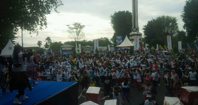 Senam massal dalam rangka Hut Jambi ekspres di Kota Baru.