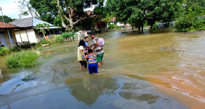 Air Sungai Batanghari terus naik. Bahkan sebagain wilayah sudah ada yang banjir. Misalnya di Pulau Pandan dan Buluran Kenali. Terlihat warga melintasi air yang deras. Foto : M.RIDWAN/JAMBI EKSPRES