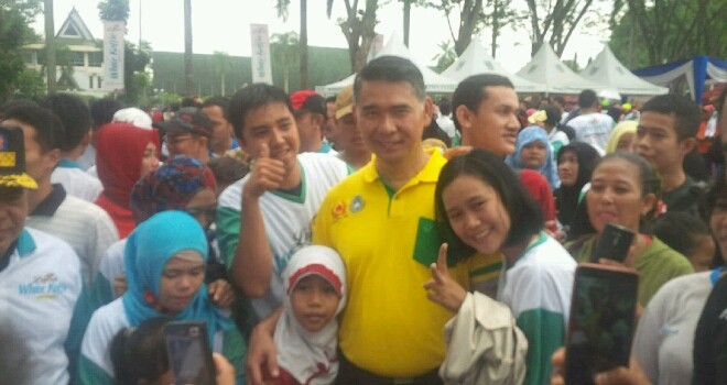Wako Fasha saat selfie bareng peserta senam massal.