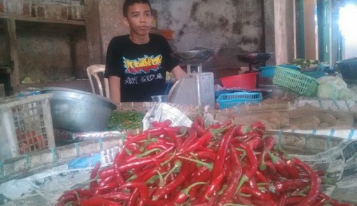 Pedagang di pasar tradisional. Harga cabai mulai turun. Ilustrasi Foto: dok.JPNN.comw