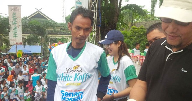 Yazir, peserta senam massal jambi ekspres yang mendapatkan hadiah mobil.