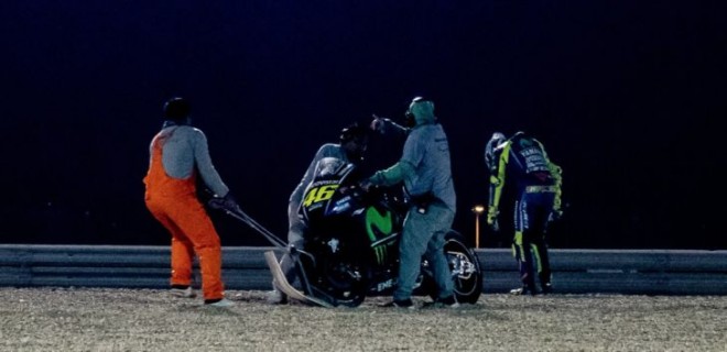 Valentino Rossi sempat terjatuh di awal sesi yang membuat jarinya berlubang. Foto via @MotoGP