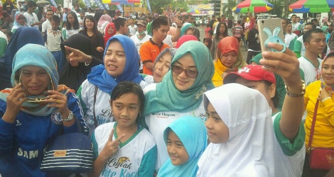 Ketua TP PKK Kota Jambi, Yuliana Fasha turut hadir pada acara senam massal dan melayani peserta untuk foto selfie.