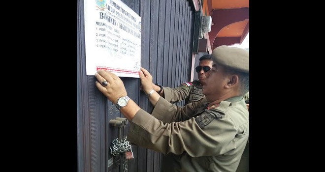 Satpol PP Kota Jambi menyegel warnet di Mayang yang menerima pelajar saat jam sekolah.