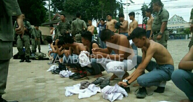 Puluhan pelajar yang terjaring razia.