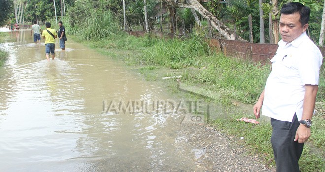 Bupati Merangin, H Al Haris, banjir yang melanda desa-desa di dataran rendah.