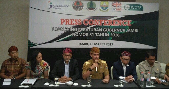 Press Conference Dubes Inggris dan Gubernur Zola pada acara rakor dan launching Pergub tentang karhutla.