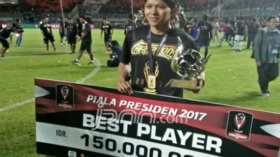 Pemain Arema FC Adam Alis menunjukkan gelar pemain terbaiknya. Foto: Amjad/JPNN
