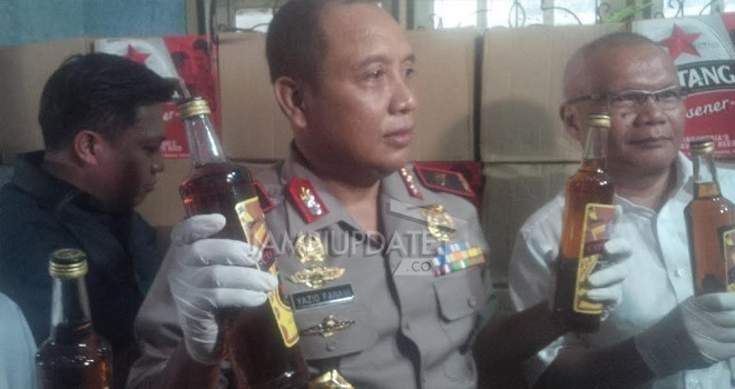 Kapolda jambi, Yazid Fanani saat turun langsung dalam penggerebekan gudanh miras beberapa waktu lalu.