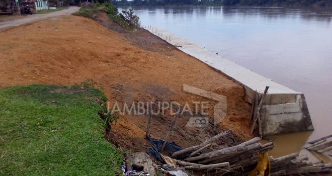 Pembangunan turap di Desa Mangun Jayo, Kecamatan Tebo Tengah, Kabupaten Tebo.