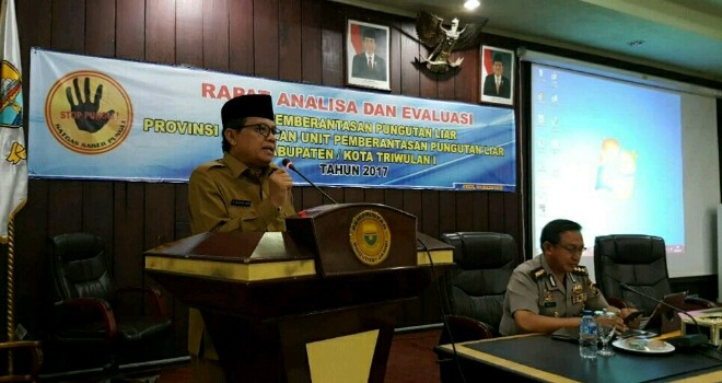 Wakil Gubenur Jambi Fachrori Umar saat memimpin langsung Rapat Analisa dan Evaluasi Unit Pemberantasan Pungutan Liar Provinsi Jambi.