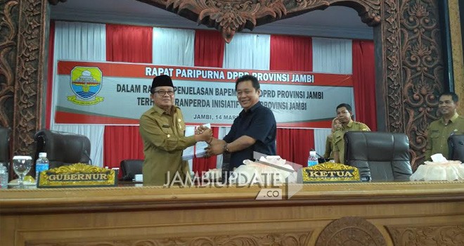 Wakil Gubernur Jambi, Fachrori Umar dan Wakil Ketua DPRD, Chumaidi Zaidi berjabat tangan saat rapat paripurna di gedung DPRD Provinsi Jambi.