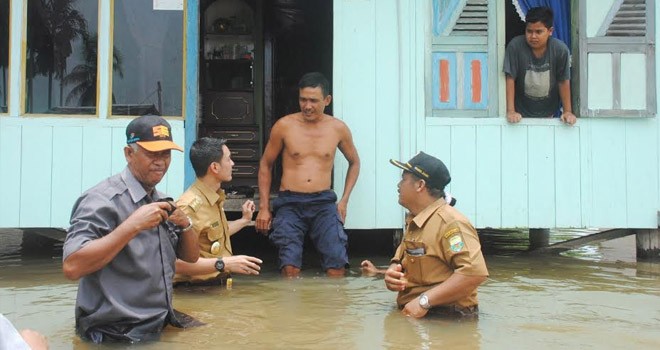 Tampak Gubernur Jambi, Zumi Zola sedang berbincang dengan warga yang terkena banjir di Muaro Jambi.