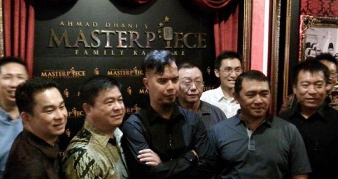 Ahmad Dani saat meresmikan Family Karaoke Masterpiece. Foto : Net