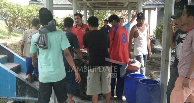 Napi saat gotong royong membersihkan lapas pasca kerusuhan beberapa waktu lalu. Foto: Dok Jambiupdate.co