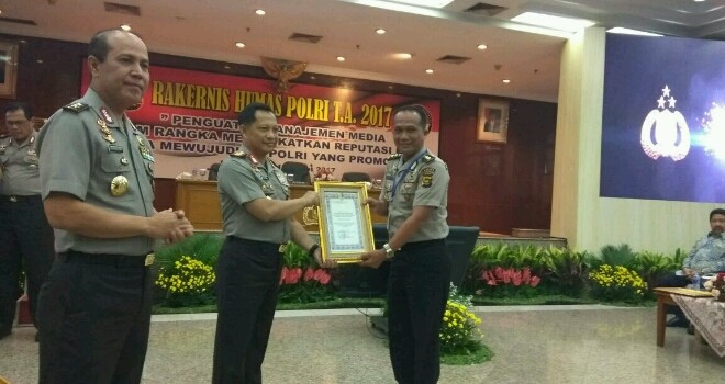 Kapolri Jenderal Polisi Tito Karnavian memberikan penghargaan ke Kabid Humas Polda Jambi, AKBP Kuswahyudi Tresnadi.