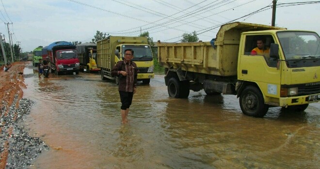 H Bakri, Anggota DPR RI saat tinjau pembangunan jalan lingkar selatan.
