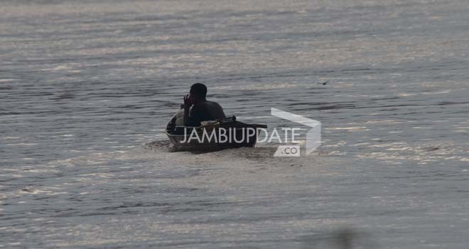 Warga kota jambi saat mencari ikan menggunakan perahu di sungai batanghari. Foto : Dok Jambi Update