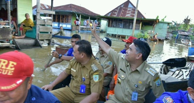 Walikota Jambi, Sy Fasha saat meninjau banjir di pelayangan kota jambi.