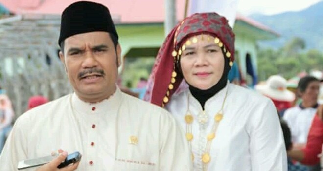 Anggota DPR RI, Sutan Adil Hendra bersama istri.