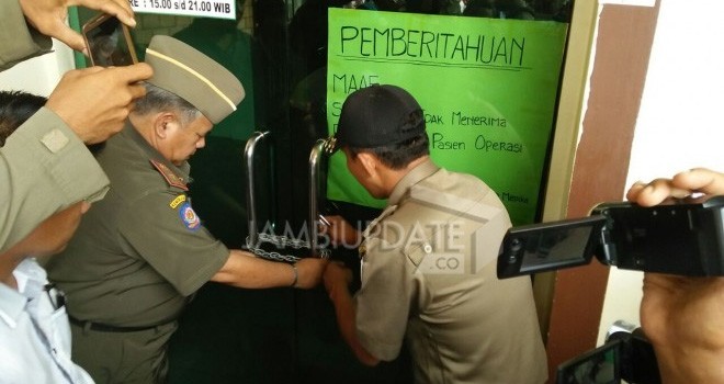 Tim terpadu pemkot jambi saat menyegel rs rimbo medika.