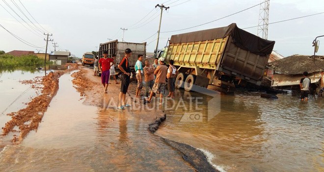 Truk Batu Bara terperosok ke bahu jalan di Jalintim yang mengakibatkan kemacetan panjang. Foto : Ist / Jambi Update