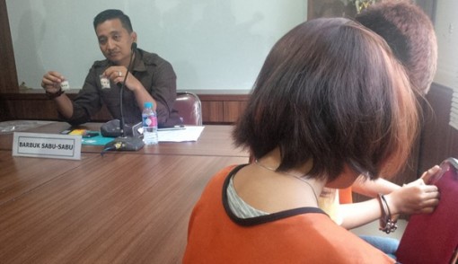 Nur Khairunnisa alias Nata dan Indriani alias Iin di ruang penyidik Subdit 3 Polda Kalsel kemarin (16/3). Foto: MAULANA/RADAR BANJARMASIN/JPNN.com