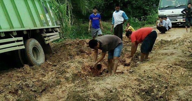 Kondisi Jalan Lintas Jambi-Suak Kandis rusak parah.