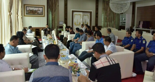 Walikota Jambi, Sy Fasha mengumpulkan stafnya di Griya Mayang Rumah Dinas Wali Kota Jambi, Minggu pagi, (19/3).