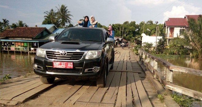Tahun 2017 ini jembatan kayu di Desa Kemingking akan di bangun menjadi jembatan permanen.