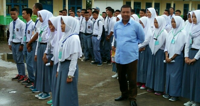 Bupati Tanjung Jabung Timur H. Romy Hariyanto, saat menguji pengetahuan siswa-siswi SMAN 7 Tanjung Jabung Timur di halaman sekolah, Senin (20/3).