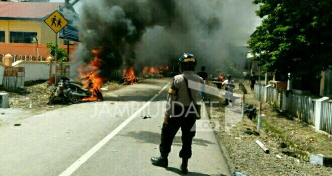 Terlihat Polisi siaga dilokasi bentrok antar desa di Kerinci. 